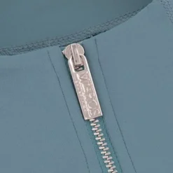 Mrs. Ros Shirt Training Lange Mouwen Porcelain Blue -Pikeur || Cavallo || Dublin Verkoopwinkel mrs 1046 lange mouwen shirtblauw detail rits.3e7ea5