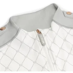 Mrs. Ros T-Shirt Swing Lightweight Oyster Grey 6 Mrs. Ros T-Shirt Swing Lightweight Oyster Grey -Pikeur || Cavallo || Dublin Verkoopwinkel mrsros light weight short sleeve logo top swing detail.34a43b